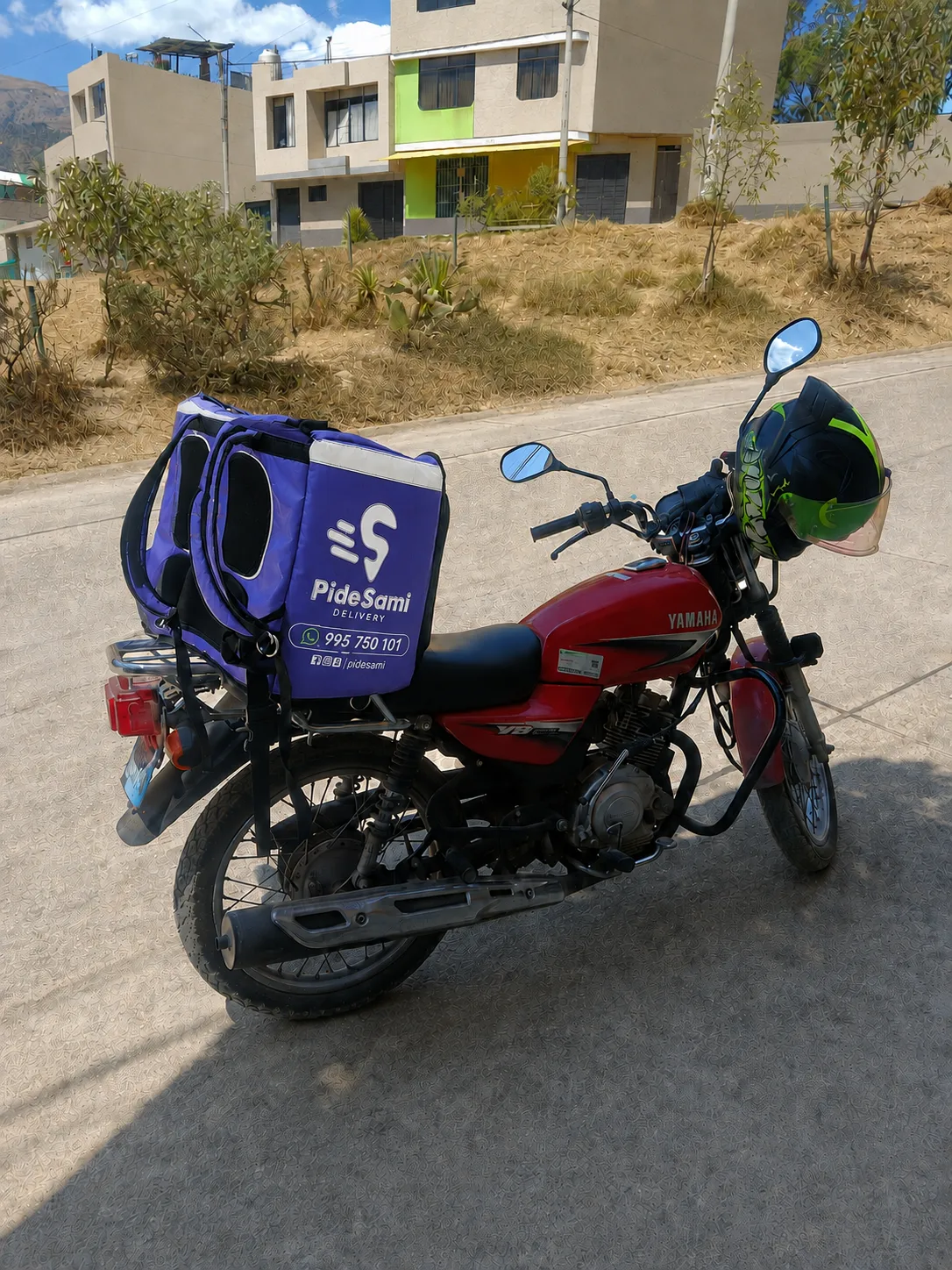 Motocicleta equipada con mochila de reparto Pidesami