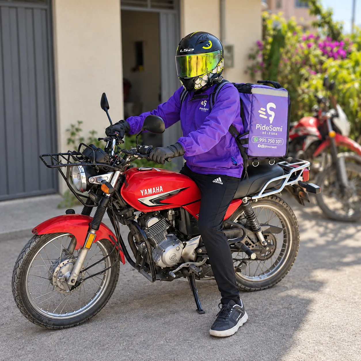 Repartidor de Pidesami con uniforme morado y mochila de delivery sobre su motocicleta